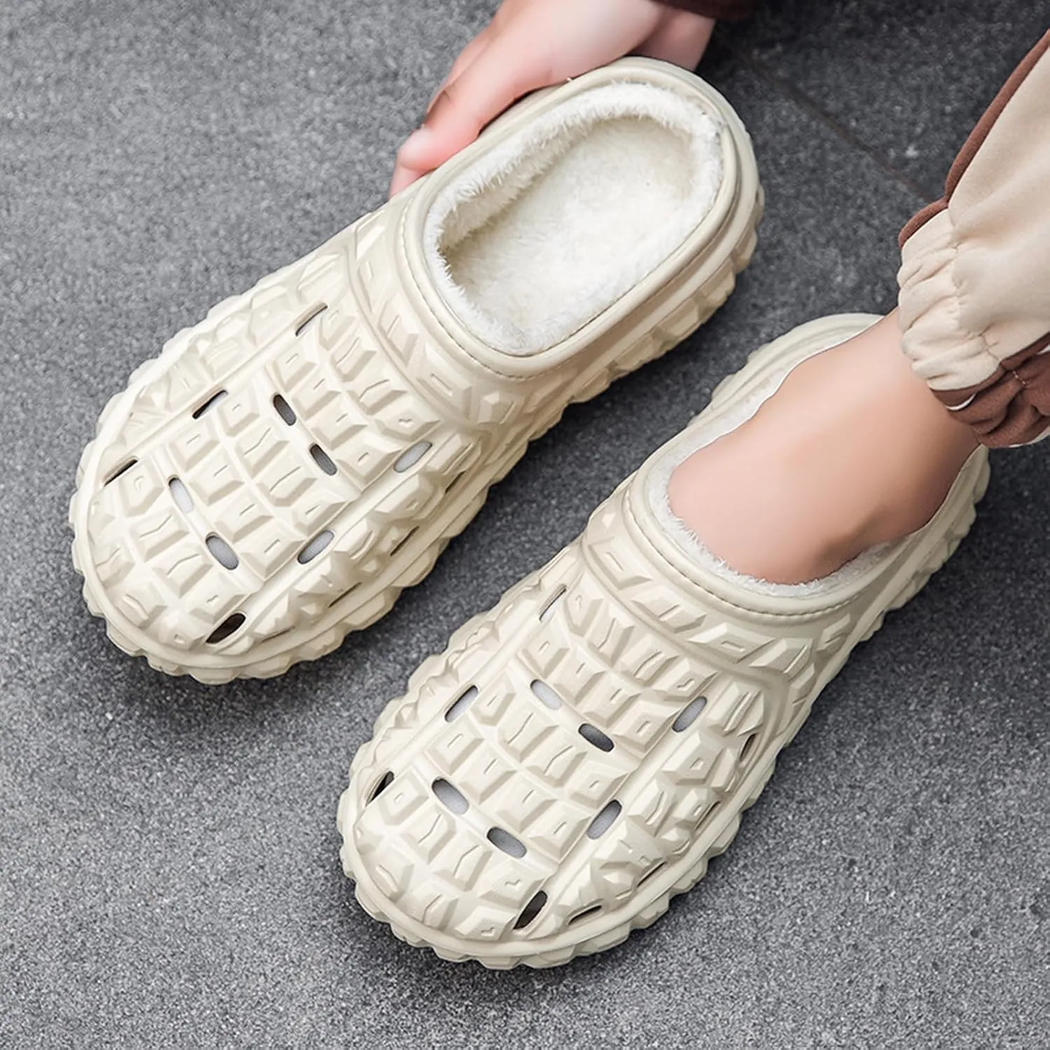 Eliogn Women's and Men's Winter Warm Slippers with Fleece Lining Breathable Clogs Garden Mules for Adults Unisex Home Slippers