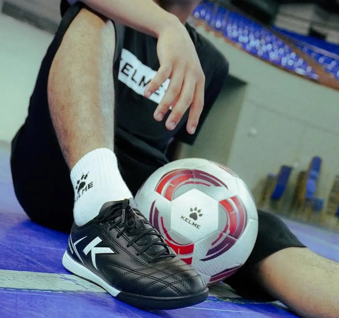 KELME Leather Indoor Soccer Shoes Futsal Turf Soccer Shoes Man Women Football Athletic Sneakers