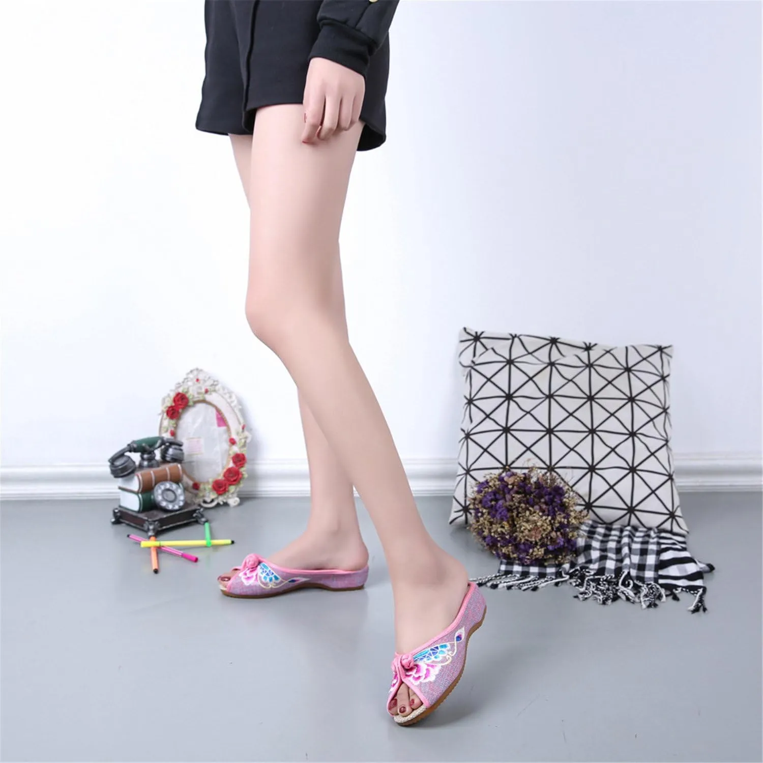 Qhome Women's Floral Embroidery Comfortable Casual Canvas Mules House Slippers Shoes