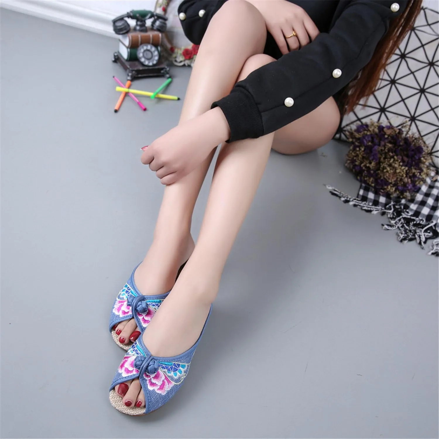Qhome Women's Floral Embroidery Comfortable Casual Canvas Mules House Slippers Shoes