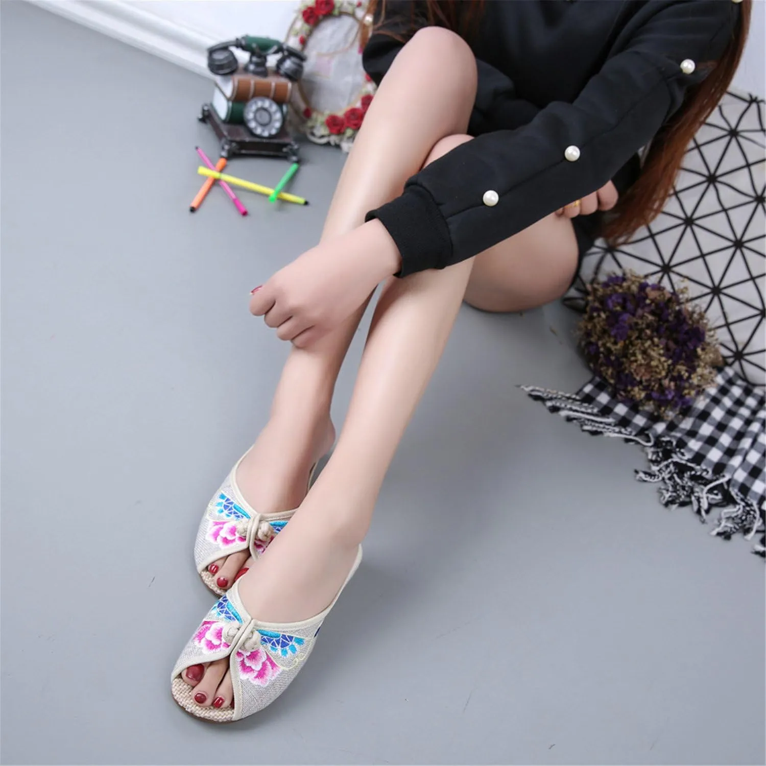 Qhome Women's Floral Embroidery Comfortable Casual Canvas Mules House Slippers Shoes
