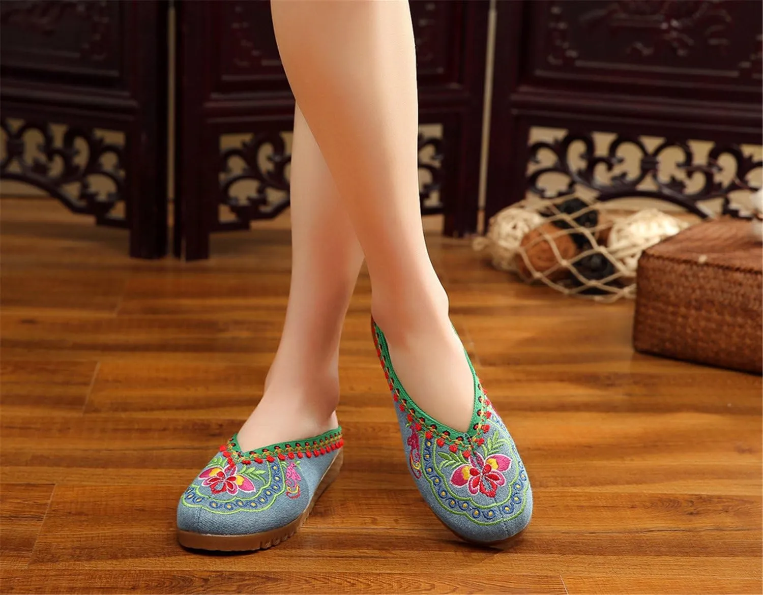 Qhome Women's Floral Embroidery Comfortable Casual Canvas Mules House Slippers Shoes