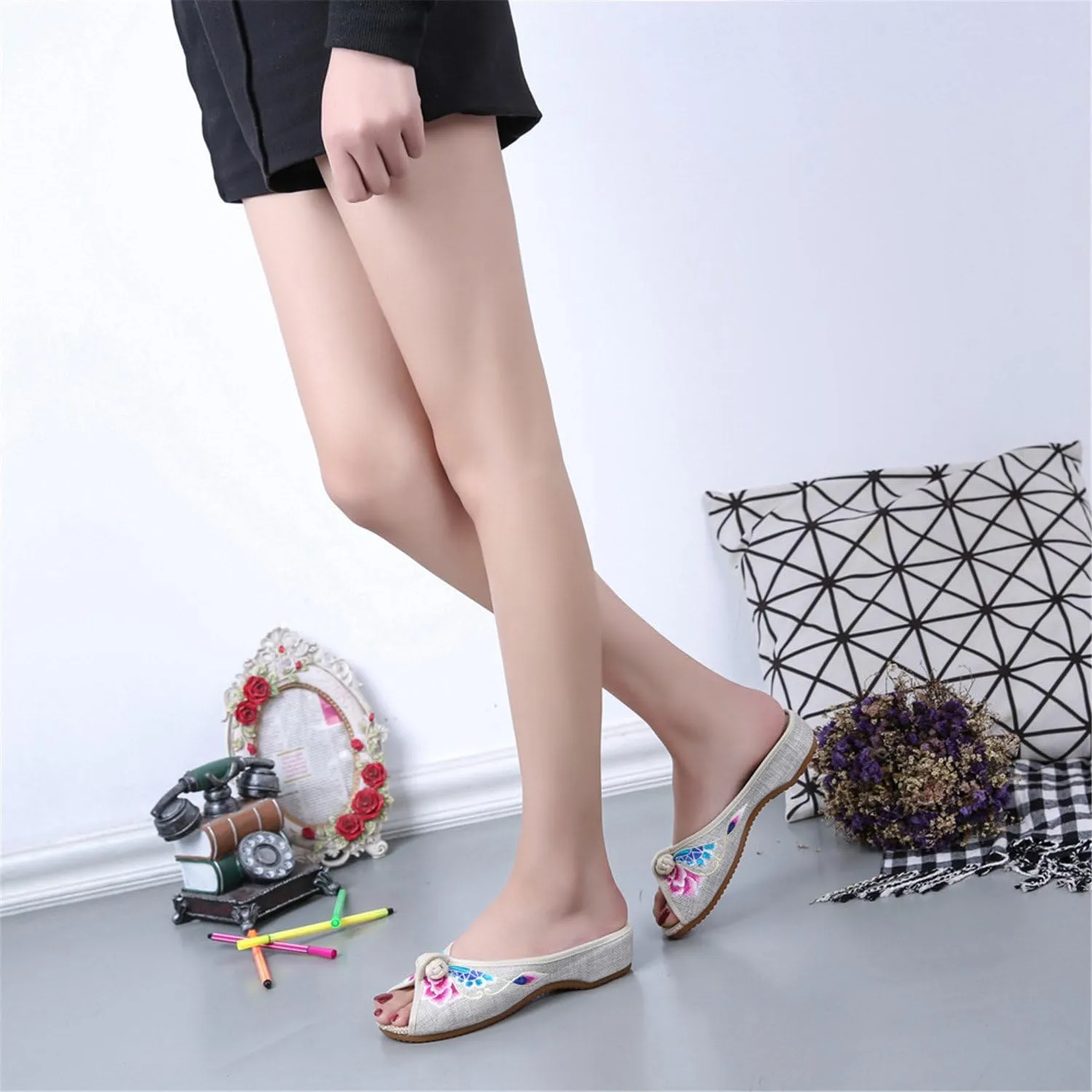 Qhome Women's Floral Embroidery Comfortable Casual Canvas Mules House Slippers Shoes