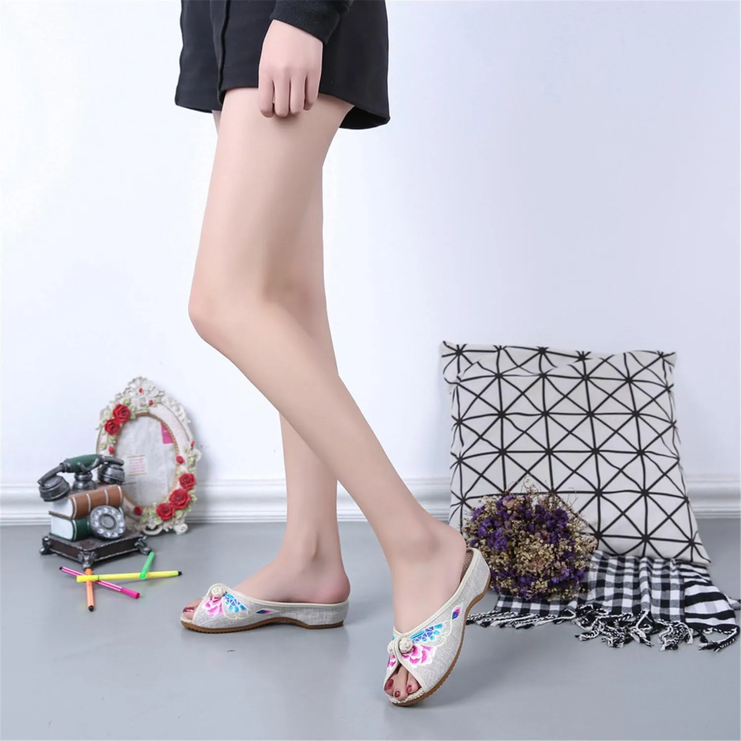 Qhome Women's Floral Embroidery Comfortable Casual Canvas Mules House Slippers Shoes